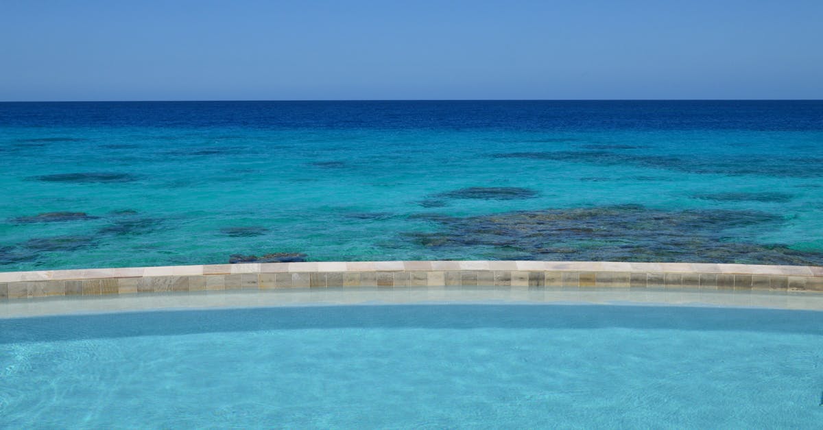 construction de piscine à débordement : créez un espace de détente luxueux avec une piscine à l'infini, intégrée parfaitement à votre paysage.