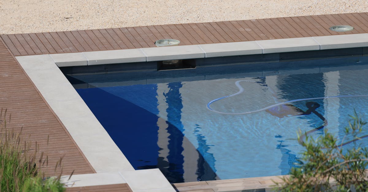 cache-couvercle de piscine : dissimulez élégamment votre couverture de piscine pour un extérieur plus esthétique et sécurisé.