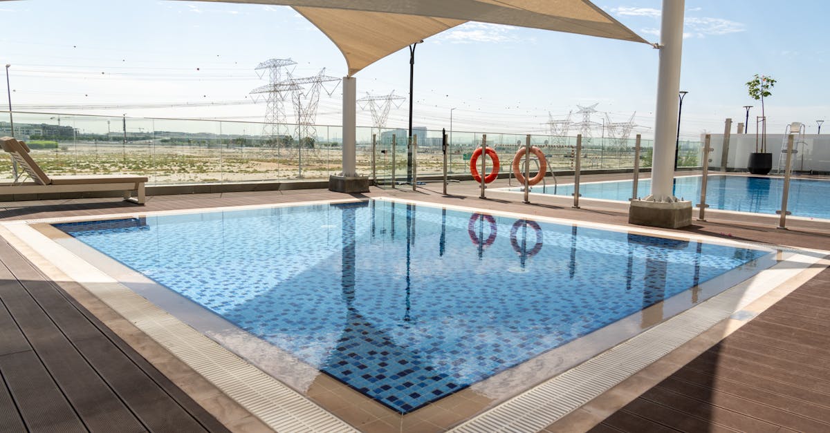 découvrez des solutions efficaces pour dissimuler votre bâche de piscine et préserver l'esthétique de votre jardin tout en assurant la sécurité et la protection de votre bassin.