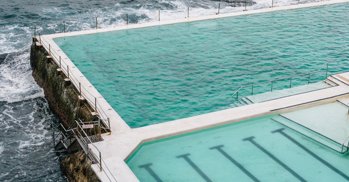 réglage de l'électrolyseur de piscine : guide complet pour optimiser le traitement de l'eau de votre piscine grâce à un ajustement précis de l'électrolyseur.
