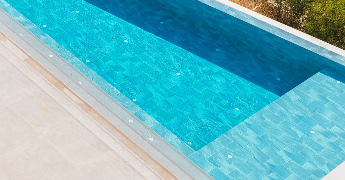 solutions efficaces pour déboucher les débordements de piscine et éviter les blocages du système d'écoulement.