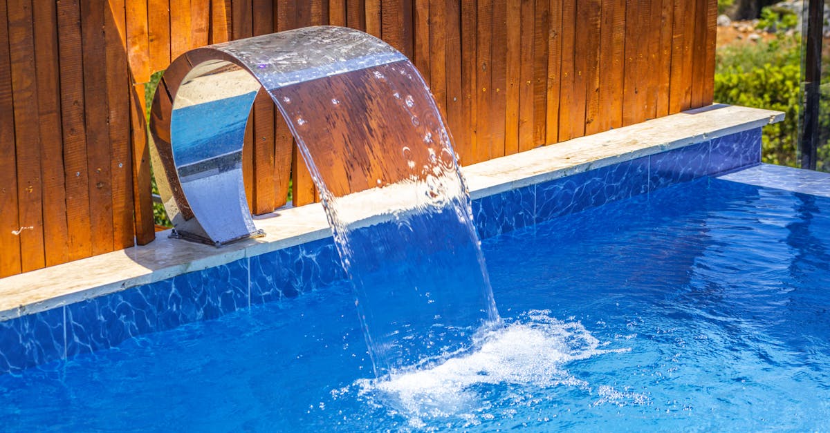 ajustement des buses de retour de piscine pour optimiser la circulation de l'eau et améliorer la filtration.