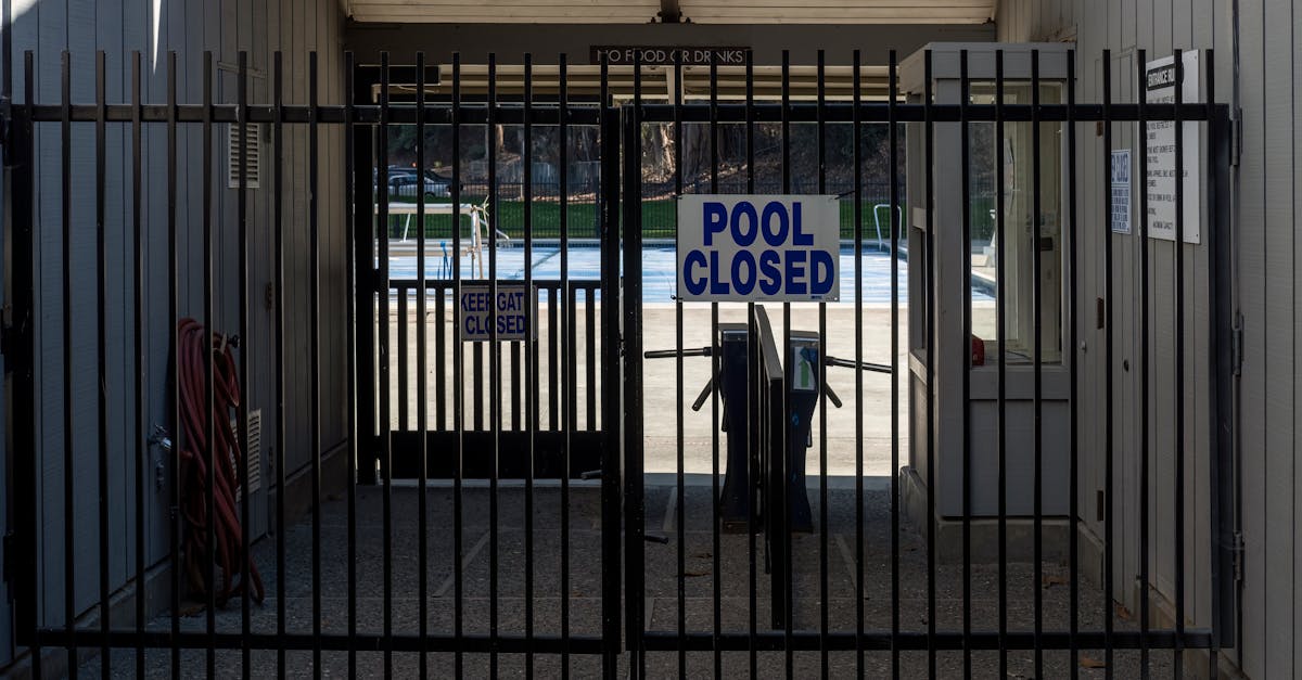 guide complet pour l'entretien de votre abri de piscine : conseils pratiques pour prolonger sa durée de vie et garantir sa sécurité toute l'année.