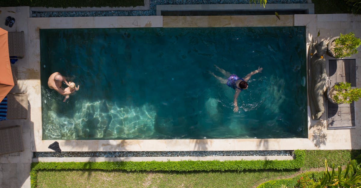 apprenez comment enlever efficacement la saleté de votre piscine pour une eau claire et propre toute l'année.