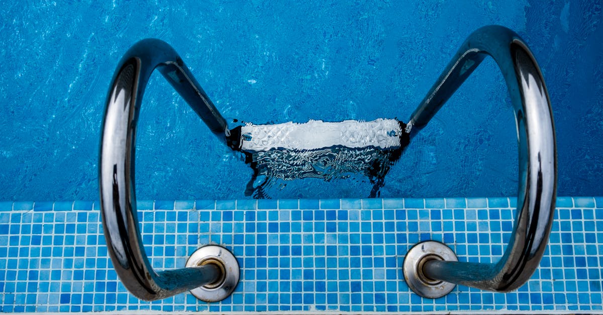 découvrez les méthodes efficaces pour enlever la peinture de piscine et restaurer la surface de votre bassin rapidement et en toute sécurité.