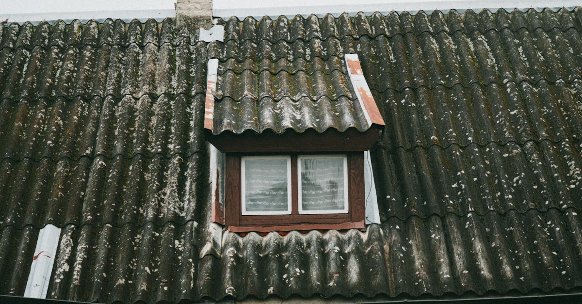 découvrez tout ce qu'il faut savoir sur les toitures en amiante : risques, réglementation, et solutions de remplacement pour assurer la sécurité de votre habitation.