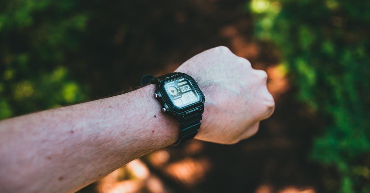 découvrez notre montre de randonnée fiable et robuste, idéale pour suivre vos aventures en pleine nature avec précision et style.