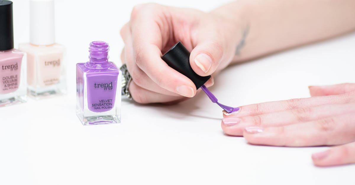 guide complet pour une application parfaite de vernis à ongles : astuces, étapes et conseils pour un résultat professionnel à la maison.