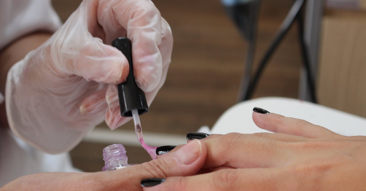 découvrez nos conseils et techniques pour une application parfaite du vernis à ongles, pour des ongles beaux et soignés.