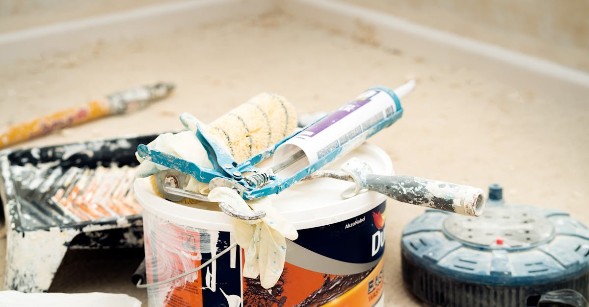 découvrez des méthodes efficaces pour enlever les taches de peinture rapidement et sans abîmer vos surfaces.