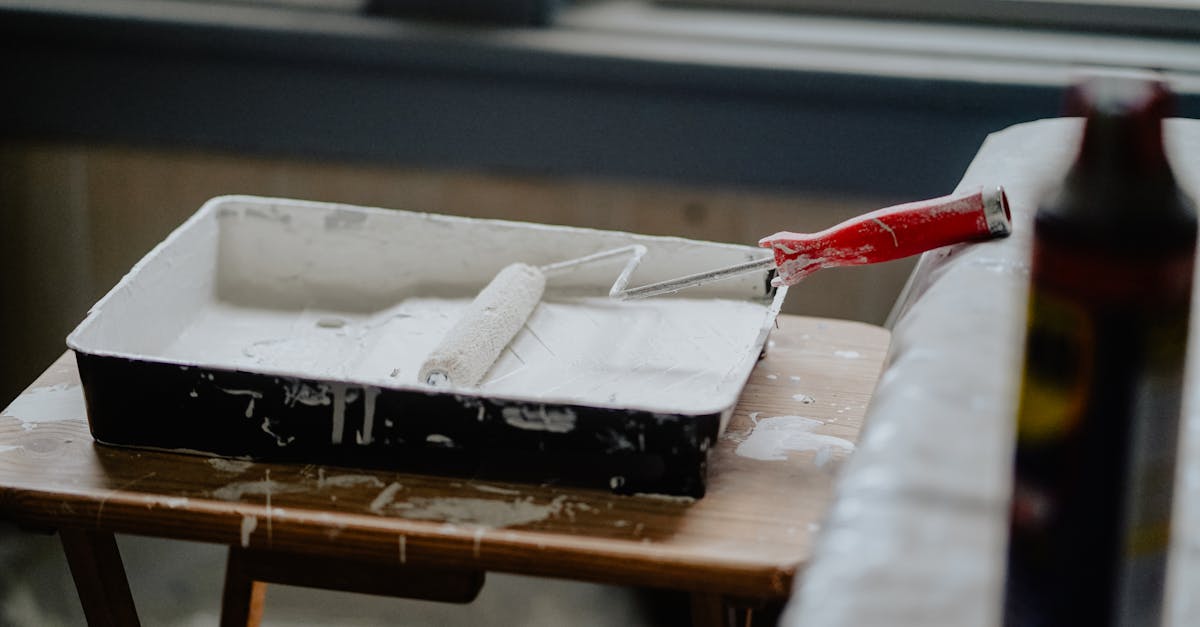 découvrez comment enlever facilement de la peinture émail avec des méthodes efficaces et sécurisées pour restaurer vos surfaces rapidement.