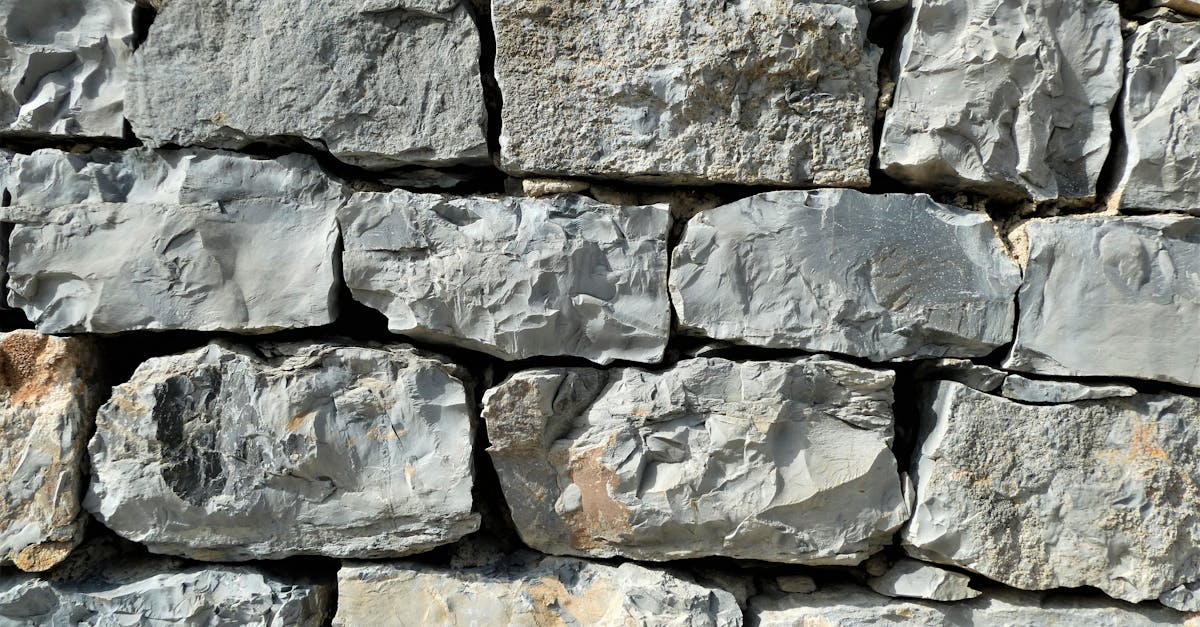 ponçage de murs en pierre : redonnez à vos murs en pierre un aspect lisse et rénové grâce à notre service professionnel de ponçage.